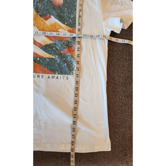 E54 Bae Vely Distressed T-Shirt Mountain Scene "Adventure Awaits" - Picture 4 of 6